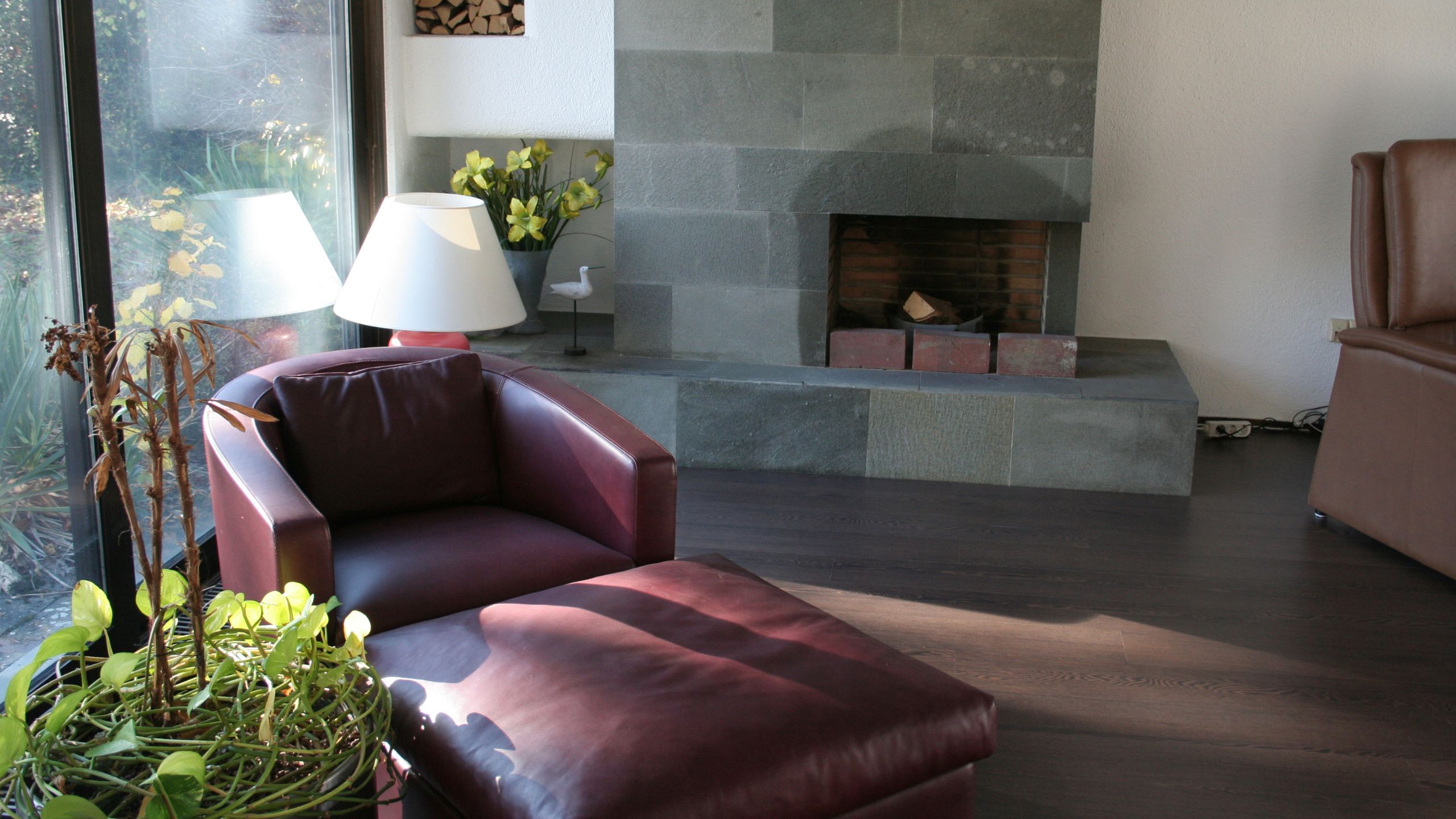 Roter Sessel vor einem Karmin in der Ausstellung in Metzingen