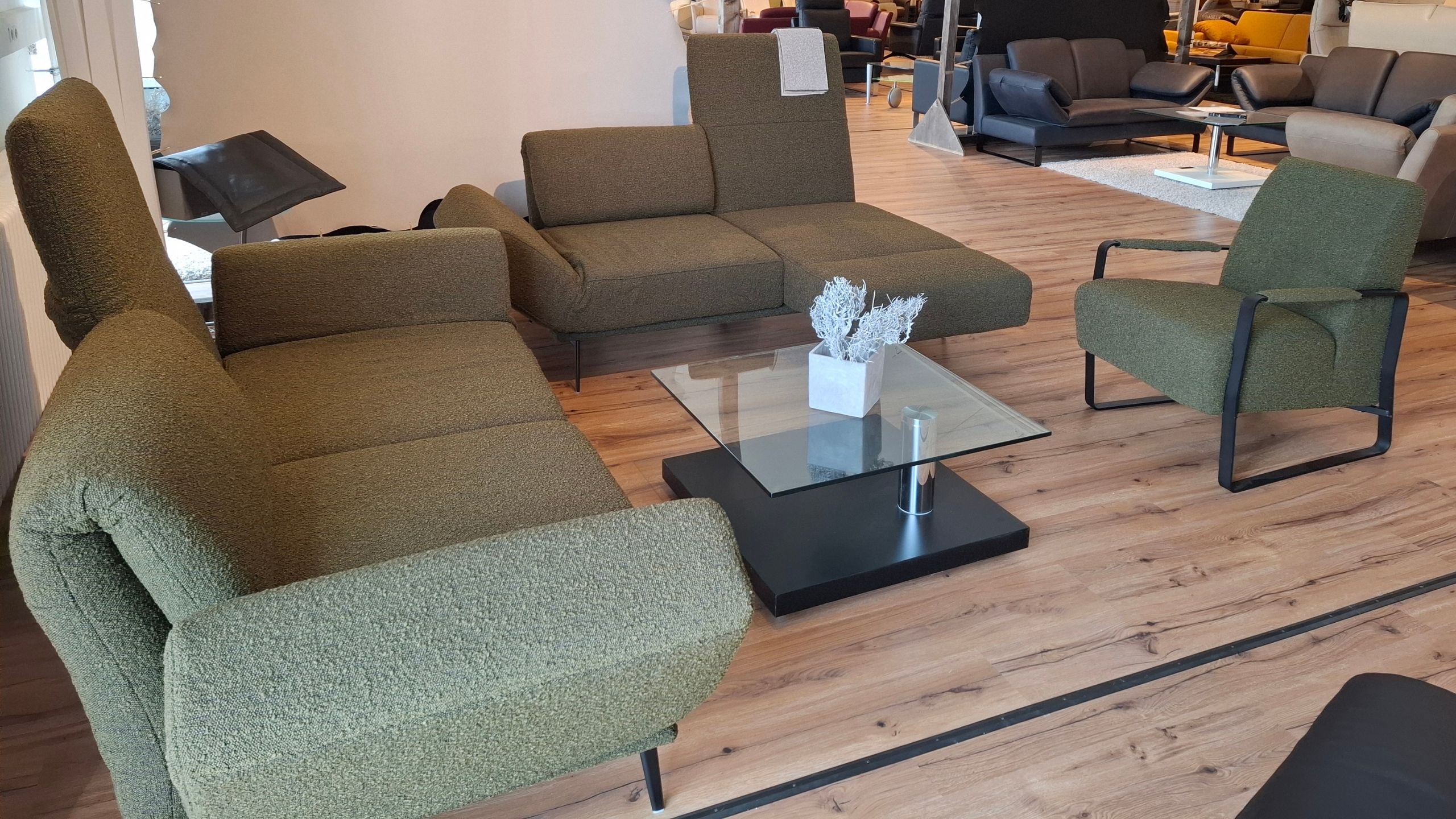 Grüne Stoff-Garnitur in der Ausstellung in Metzingen