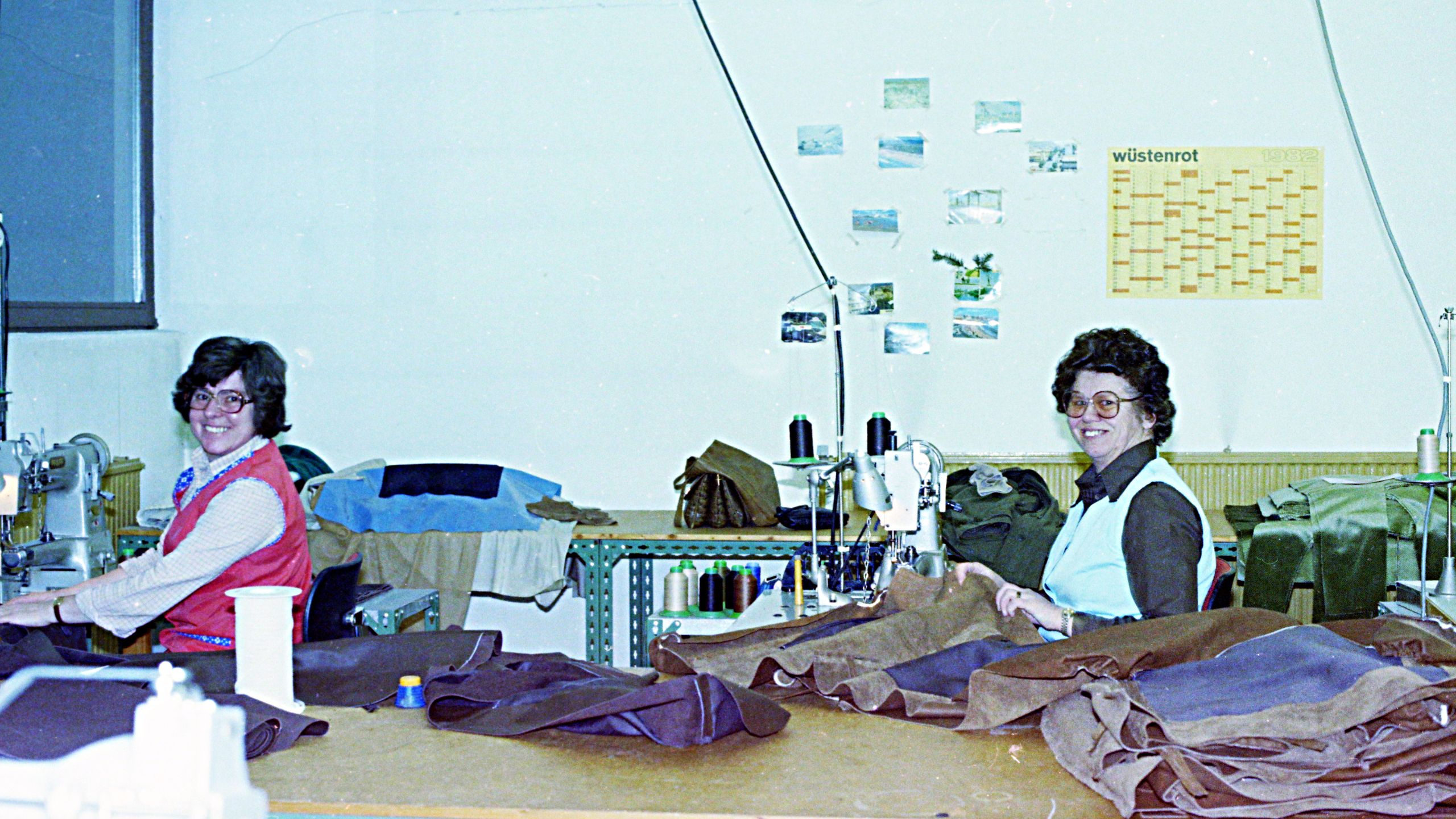 Zwei Näherinnen bei der Arbeit im Jahr 1966