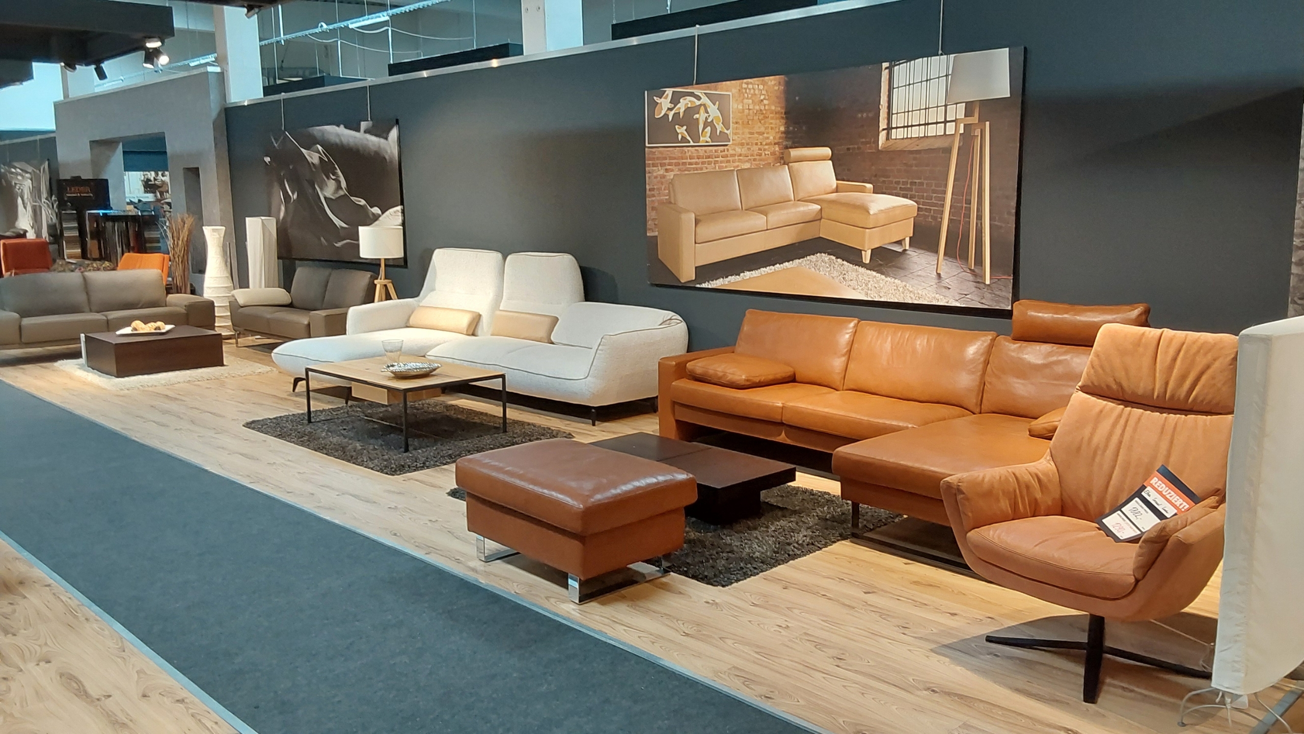 Mehrere Ledergarnituren in der Ausstelliung