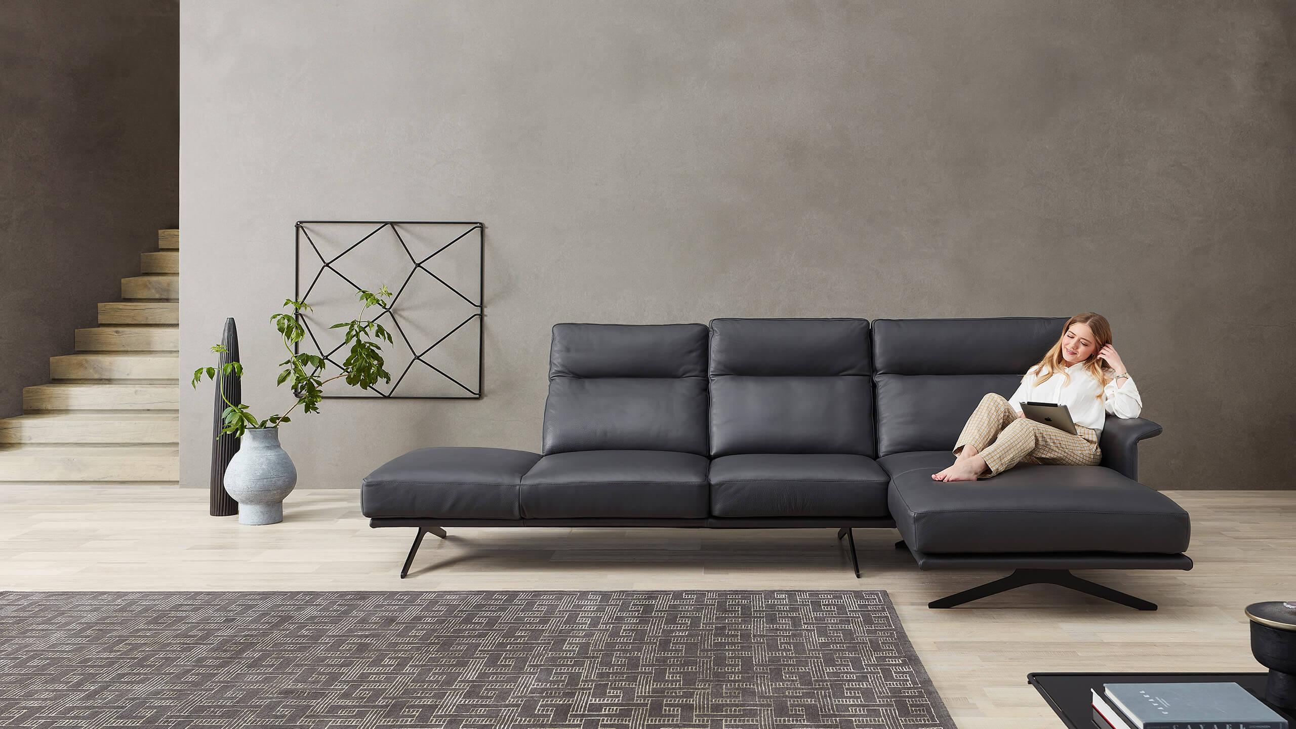 Cilia Ledersofa mit Frau auf Longchair