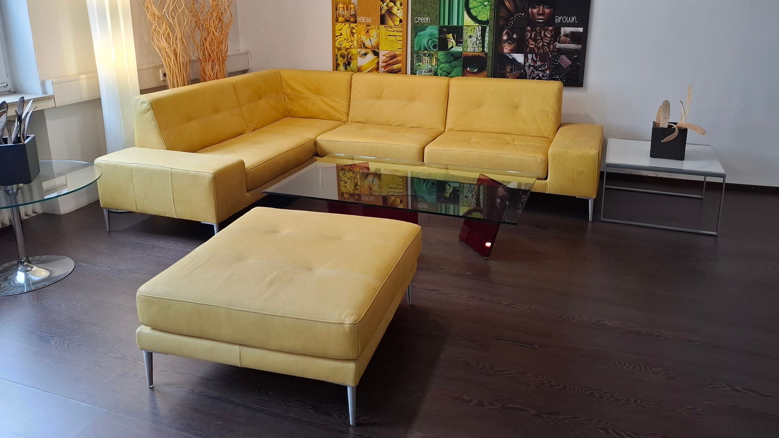 Gelbe Wohnlandschaft in der Ausstellung in Metzingen