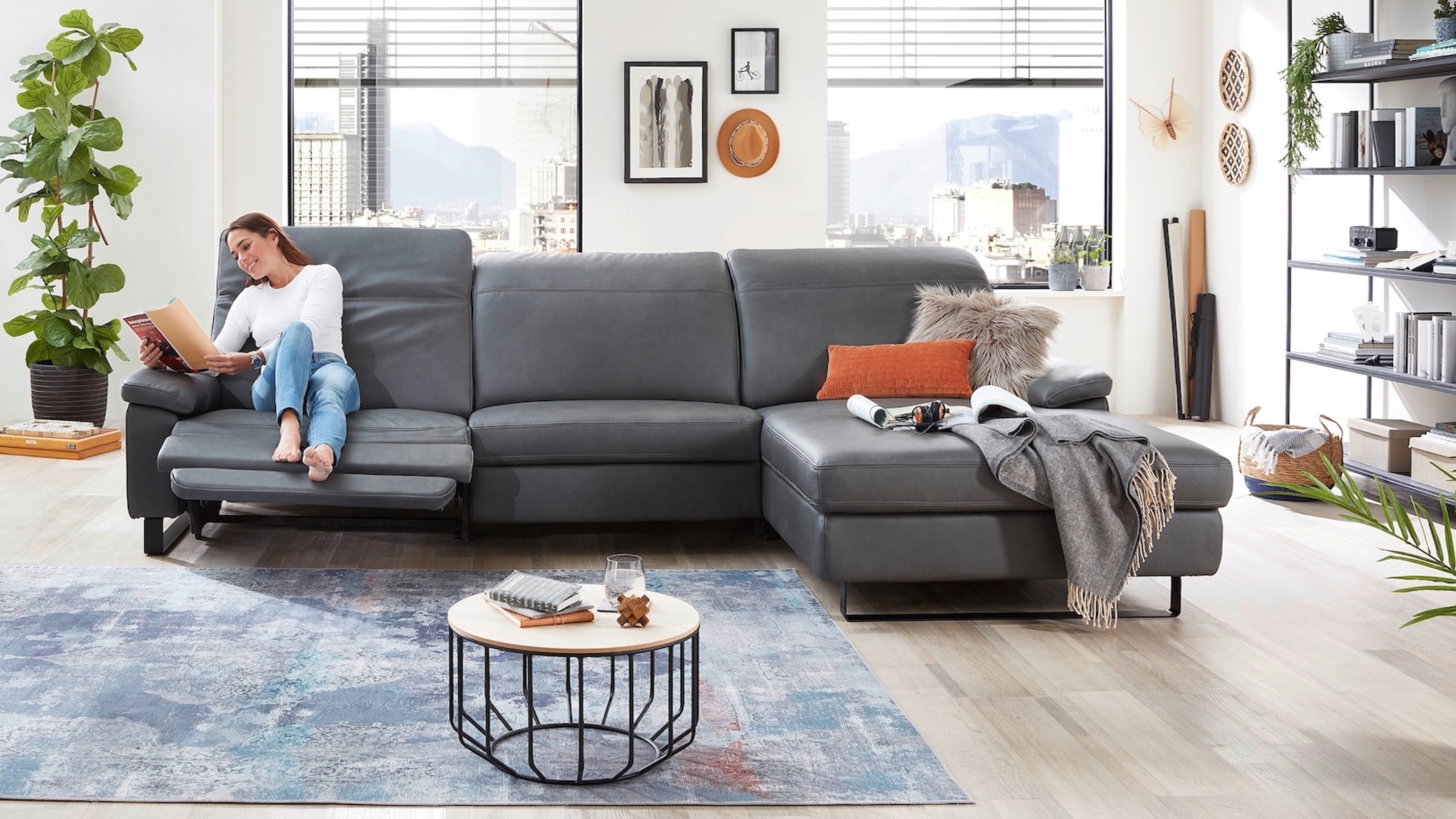 Arosa Ecksofa mit Longchair Frontansicht mit Model