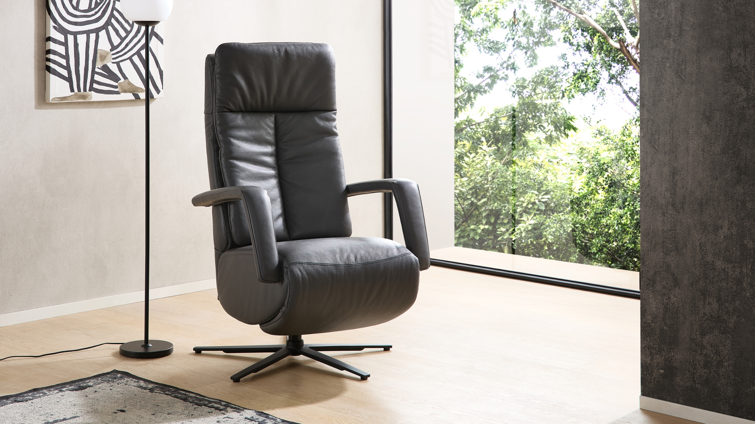 Relaxsessel Detroit in einem Modernen Loft vor einem bodentiefen Fenster