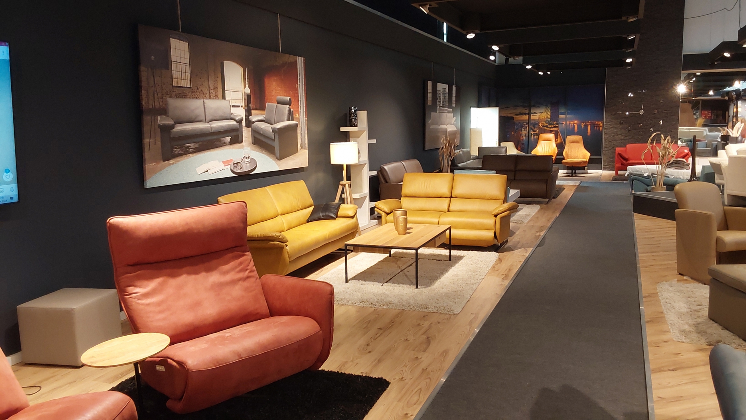 Roter Relaxsessel in der Ausstellung von Sedea