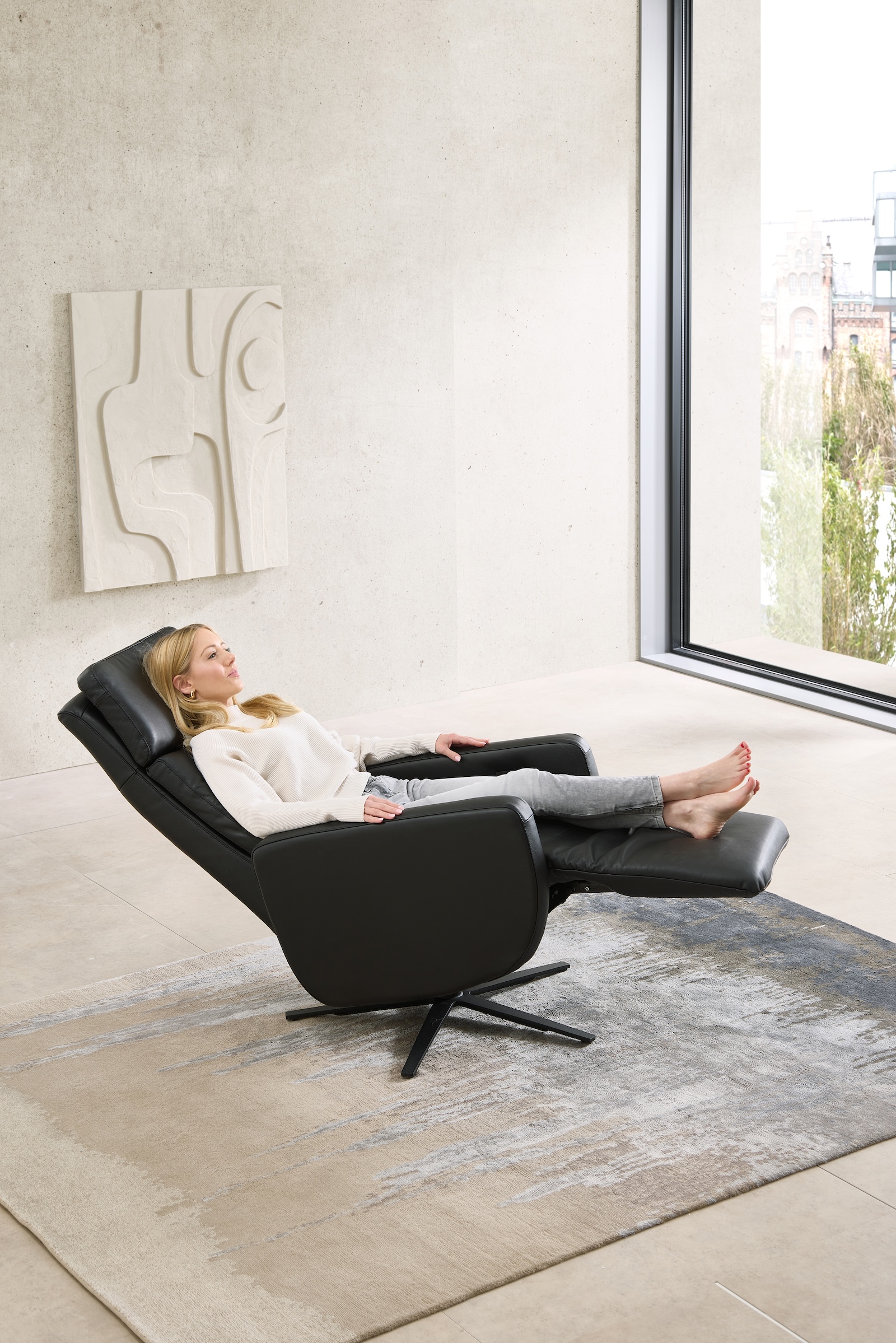 Davos Relaxsessel Bezug Leder schwarz ausgeklappte Relaxfunktion mit Model