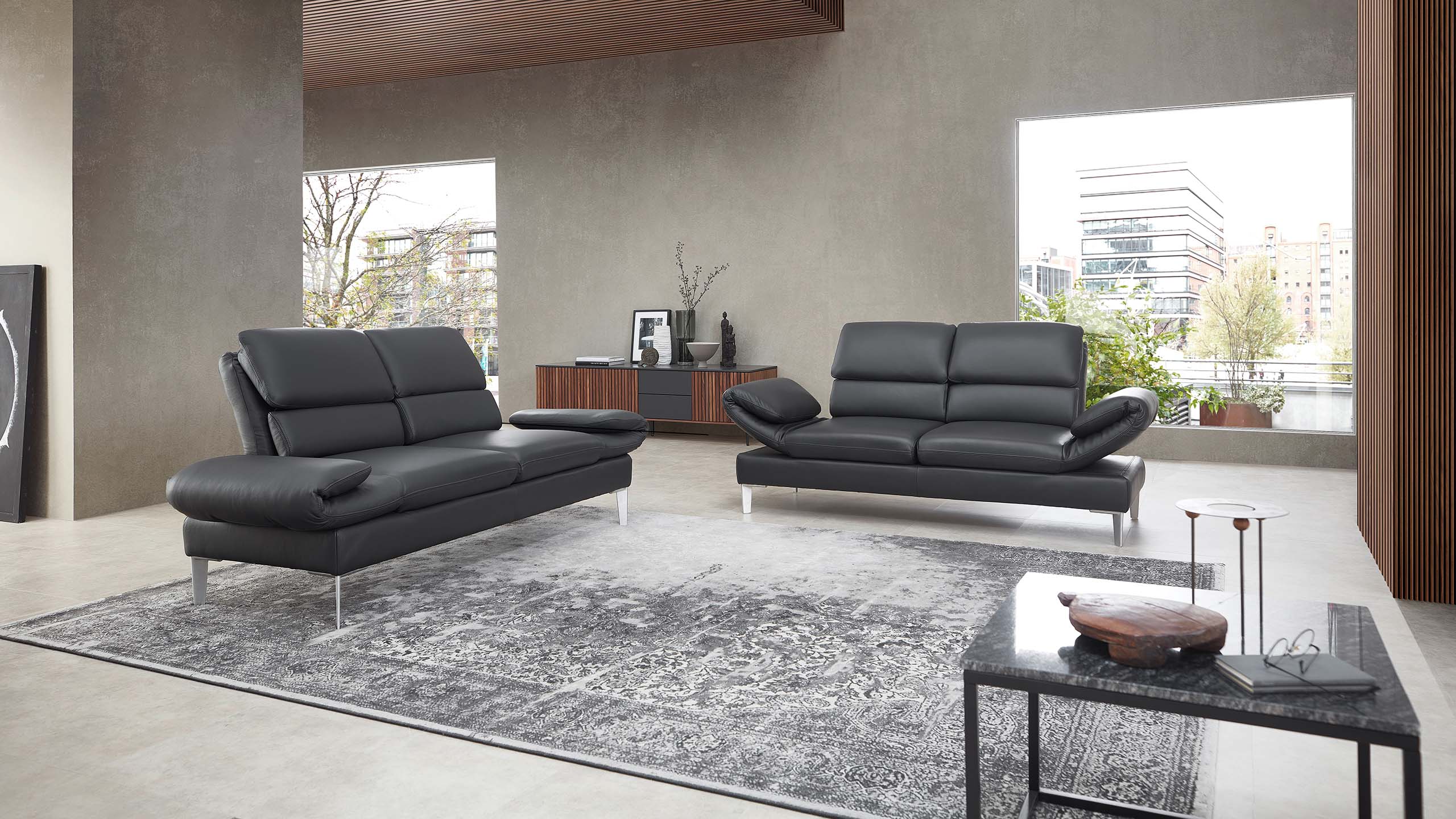 Sofa Cassis mit hochgeklappten Armlehnen