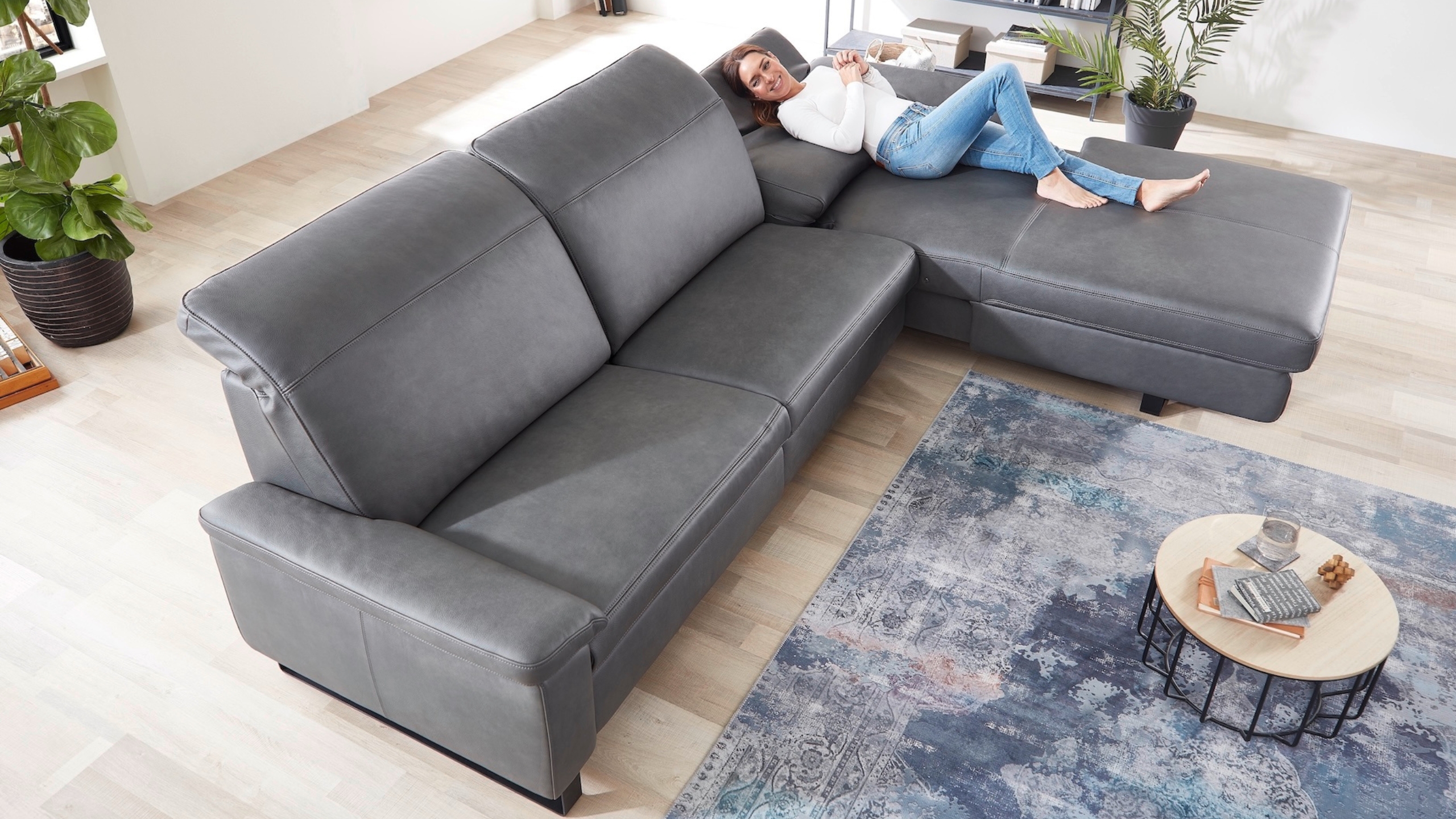 Arosa Ecksofa mit Longchair Leder anthrazit mit Model