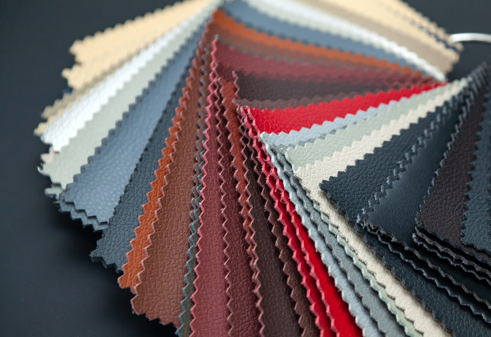 Verschiedene Ledermuster auf dunklem Hintergrund