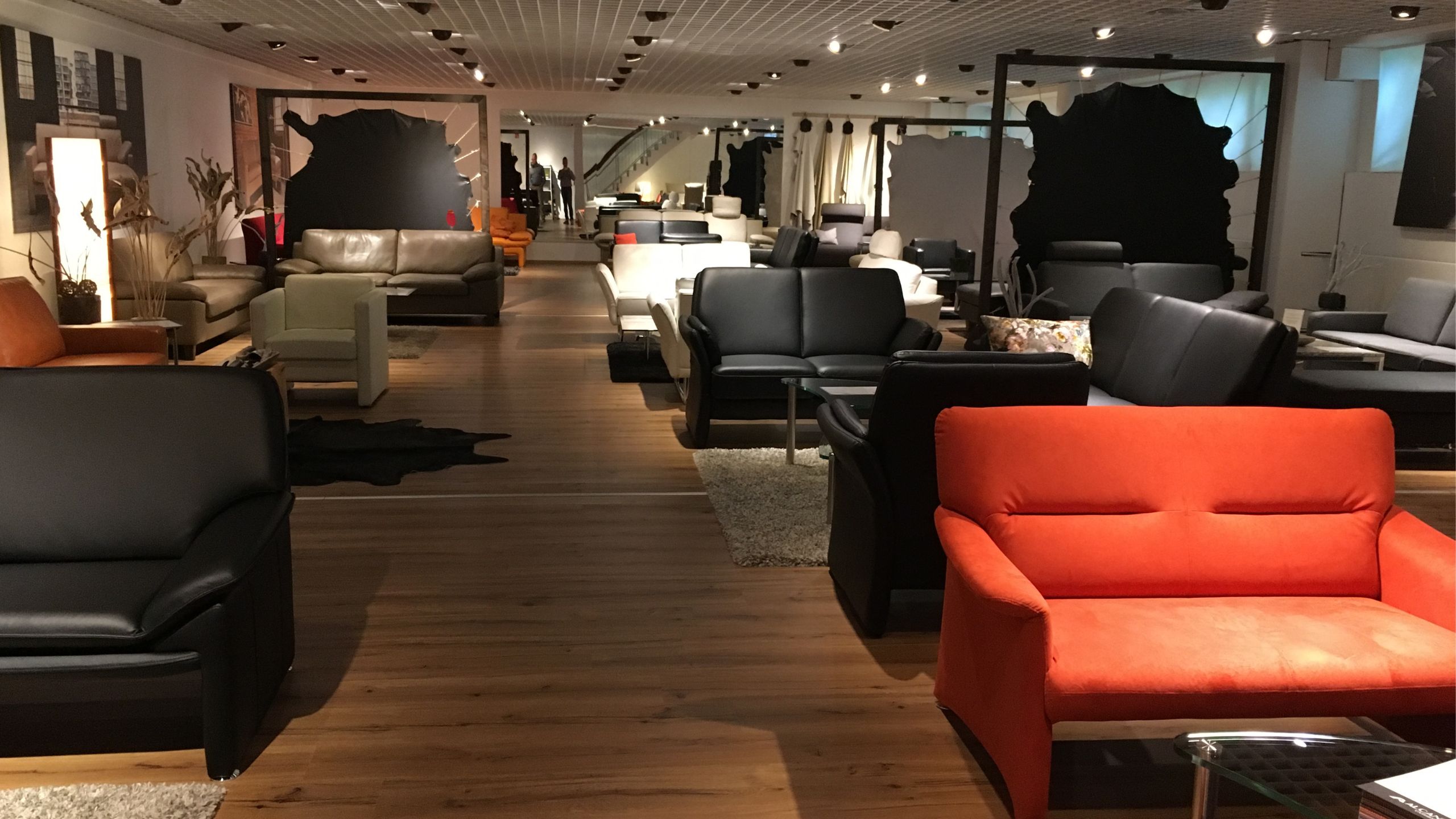 Mehrere Garnituren in der Ausstellung in Remseck