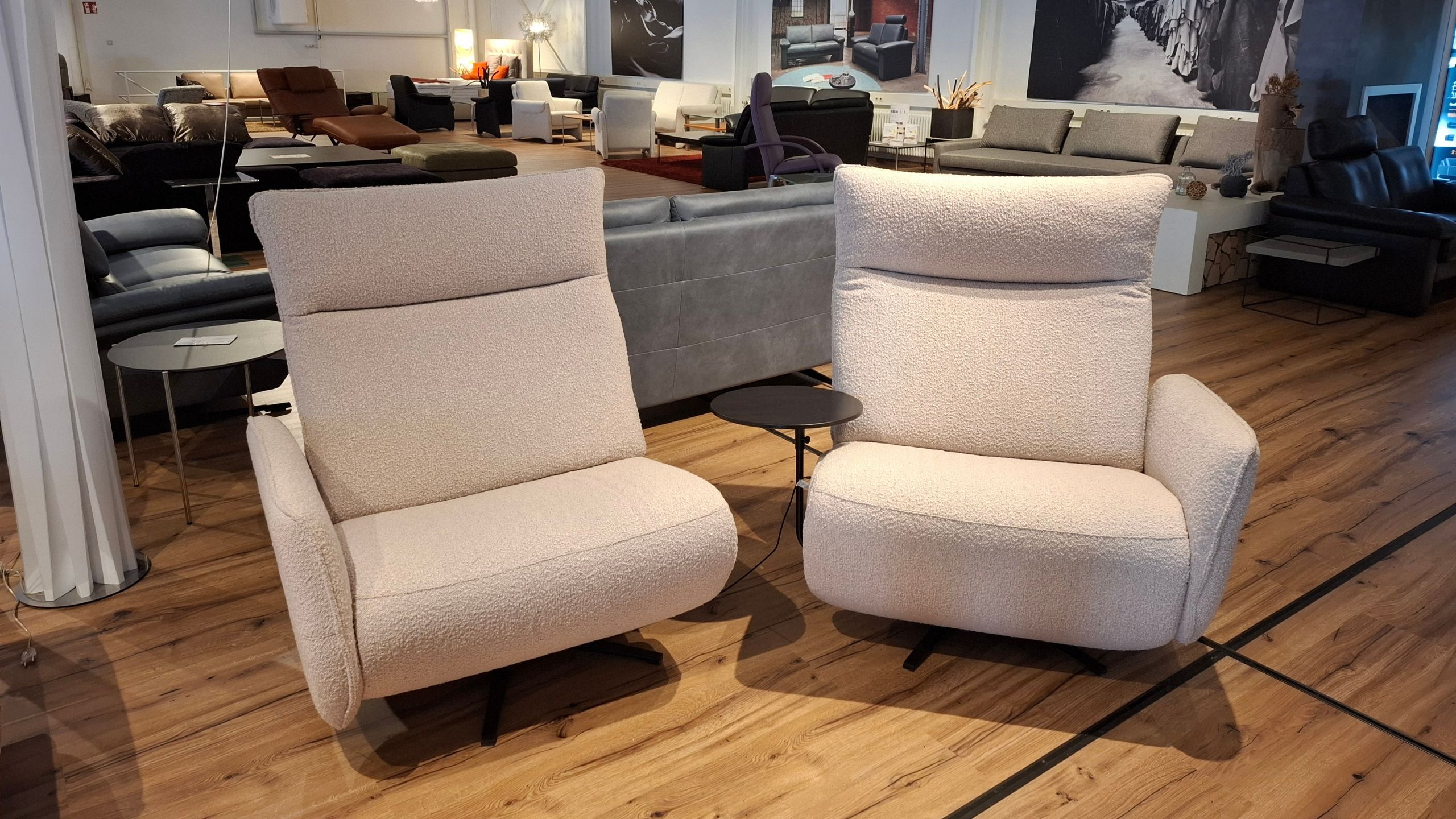 Zwei weiße Relaxsessel in der Ausstellung in Metzingen