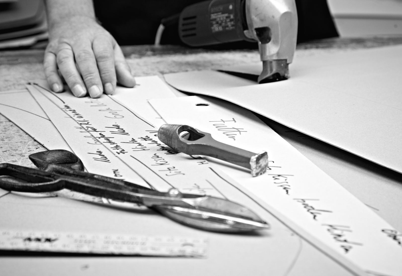 Schwarz-Weiß Foto von Schablonen aus der Produktion