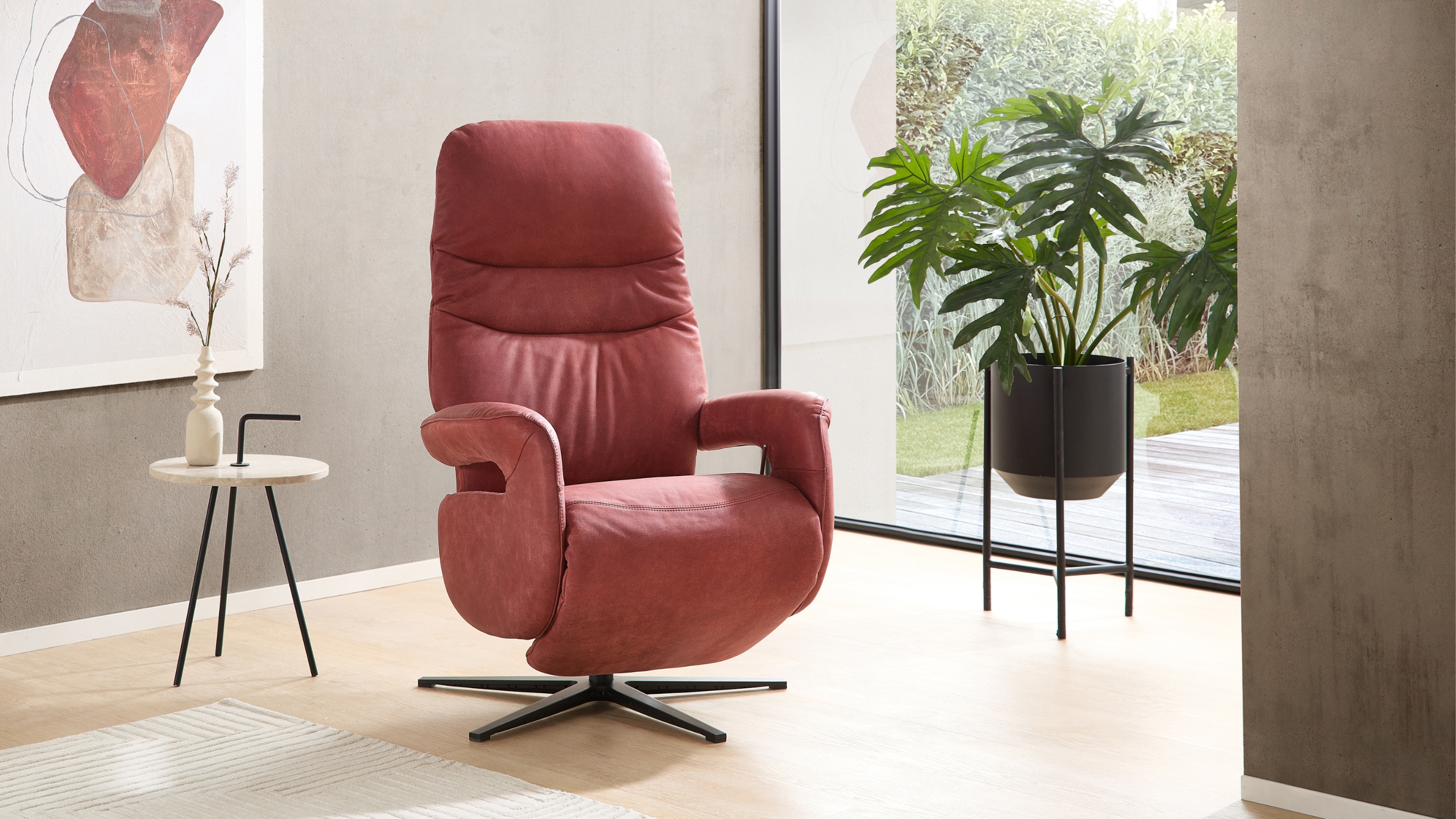 Relaxsessel Durban mit rotem Leder bezogen in einem modernen Loft